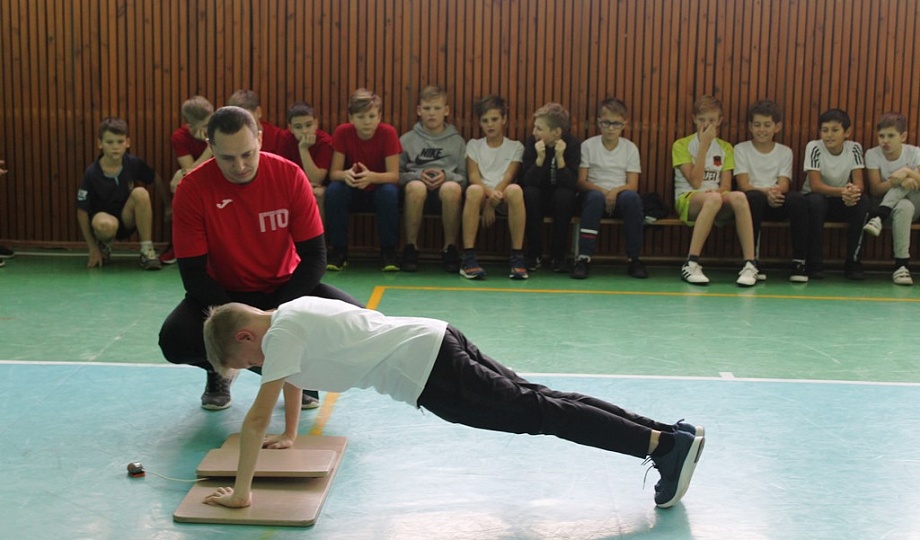 Спортзал темрюк. Акция Подтянись к движению ГТО. Учитель физкультуры Темрюк 14 школа. Темрюк школа 2 спорд залы. Подтянись к движению ГТО фото.